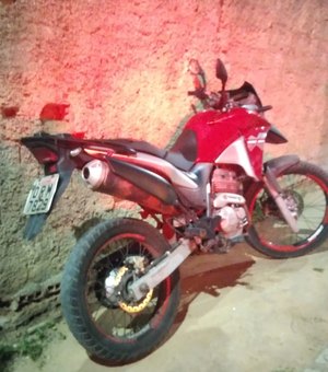 Motocicleta furtada é recuperada pela Polícia Militar em Arapiraca
