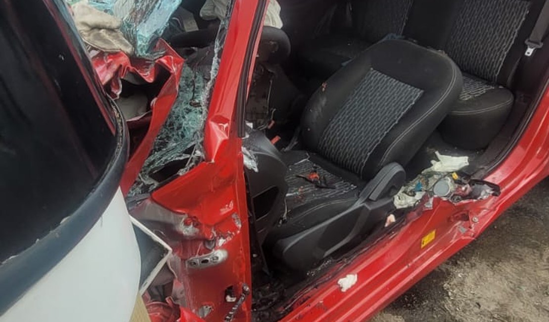 Motorista fica presa às ferragens após carro colidir com ônibus no Pinheiro