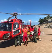 [Vídeo] Bombeiros usam helicóptero para resgatar banhista em Marechal Deodoro