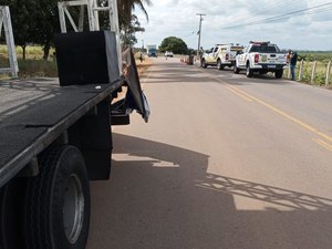 [Vídeo] Jovem que trabalhava com divulgação morre após cair de caminhão de publicidade na zona rural de Craíbas