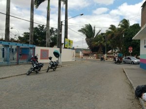 Homem armado entra em farmácia e leva dinheiro do caixa