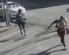 Mulher trans em situação de rua é flagrada atirando pedras em quem se recusa a dar dinheiro