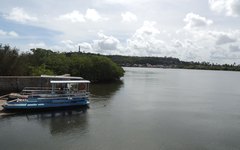 Travessia de balsa no rio Manguaba faz parte do Pontal do Boqueirão