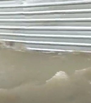 [Vídeo] Após Lagoa Mundaú transbordar, trânsito em Bebedouro fica lento