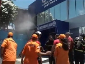 Auditório da Associação dos Militares de AL pega fogo e bombeiros são acionados