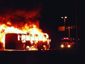 Ônibus que fazia transporte de universitários pega fogo e fica destruído em Murici