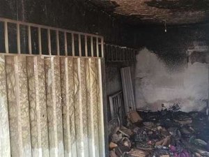 Idosa surta, coloca fogo em casa e ataca policiais com facão em BH