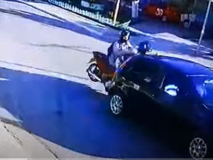 [Video] Motociclista desatento colide em traseira de carro no bairro Canafístula