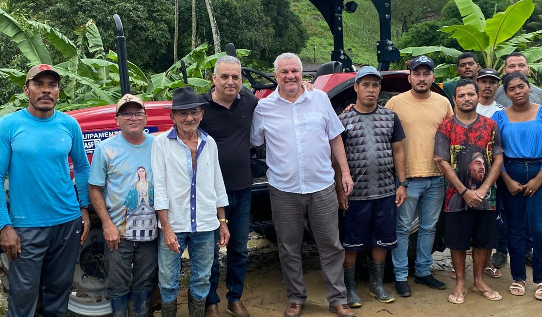 Alfredo Gaspar entrega maquinário agrícola e fortalece diálogo com a população de União e Murici