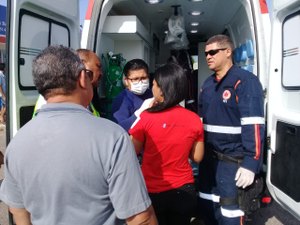 Educadora fica ferida após colisão entre carro e moto