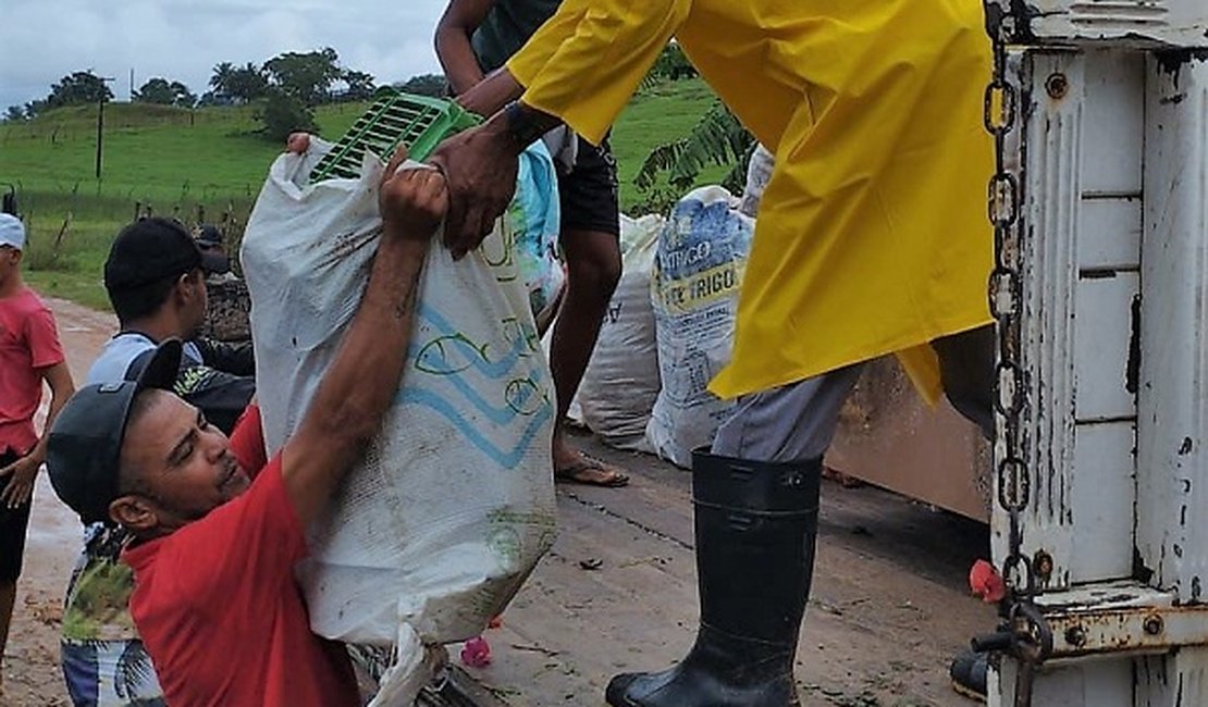 Moradores dos povoados Marizeiro e Catrapó recebem socorro da Prefeitura de Penedo