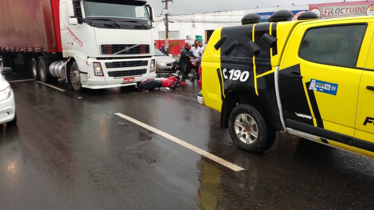 Colisão traseira entre carretas deixa uma pessoa ferida em Campina