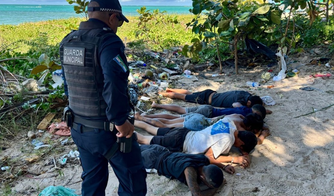 Guarda Municipal prende cinco por tráfico na praia de Jatiúca, em Maceió