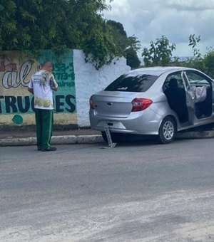 Carro colide com muro na Cidade Universitária