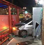 Carro atinge ponto de ônibus próximo a shopping de Maceió