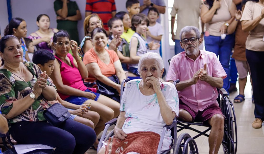 Prefeitura entrega 60 cadeiras de rodas para APAE, Pestalozzi e Credefipi