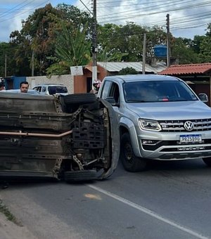 Três pessoas ficam feridas após carro capotar no bairro Garça Torta, em Maceió