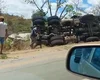 [Vídeo] Caminhão carregado de cimento tomba na BR-101 em Teotônio Vilela