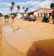 [VÍDEO] Moradores do bairro Canafístula sofrem com rua esburacada após chuvas