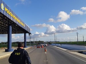Motociclista inabilitado é flagrado transportando criança na BR 101