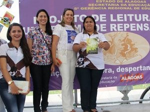 Aluna de escola estadual lança livro em Arapiraca