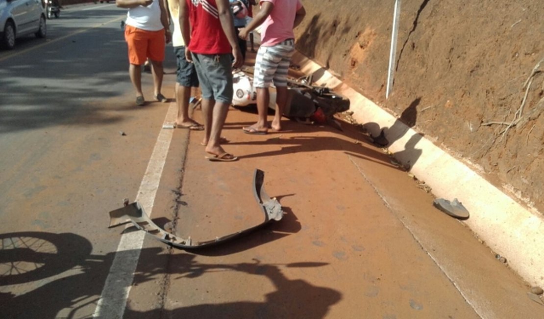 Carro tem pneu arrancado após colisão com motociclista