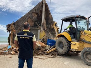 Barraca irregular é demolida na Praia de Pajuçara