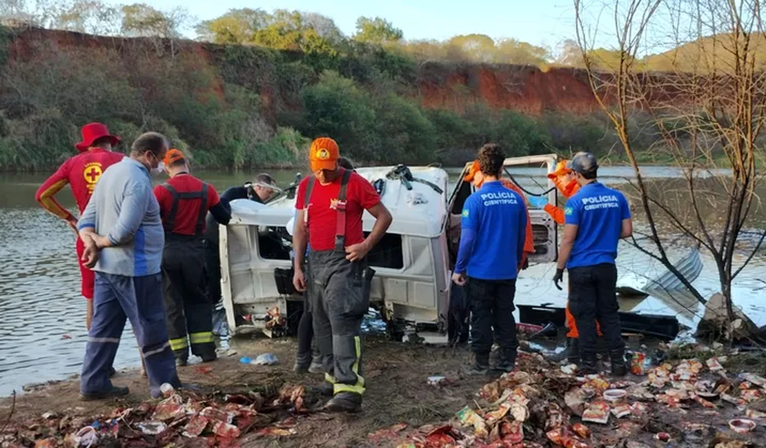 Motorista de carreta que caiu em açude é identificado; vítima é do estado da Bahia