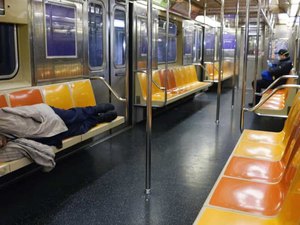Sem passageiros, metrô de Nova York vira 'casa' para os sem-abrigo