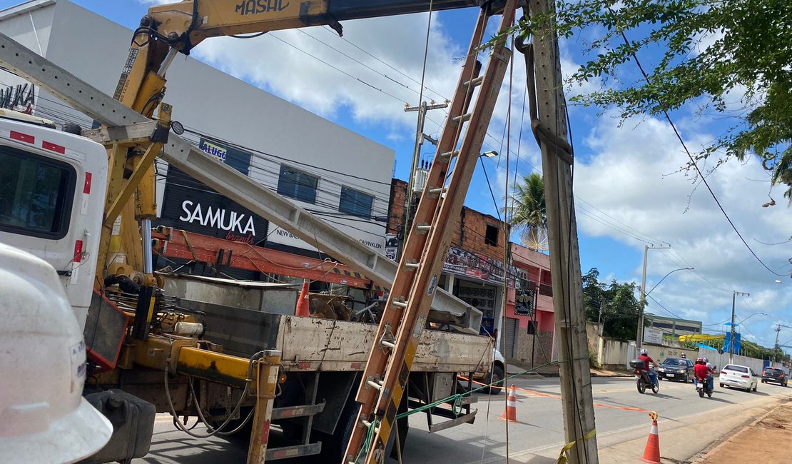 Veículo colide e quebra poste na Avenida Muniz Falcão em Palmeira