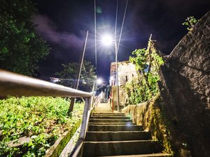 Traficantes fogem por córrego e deixam maconha e arma na Grota da Bruxa