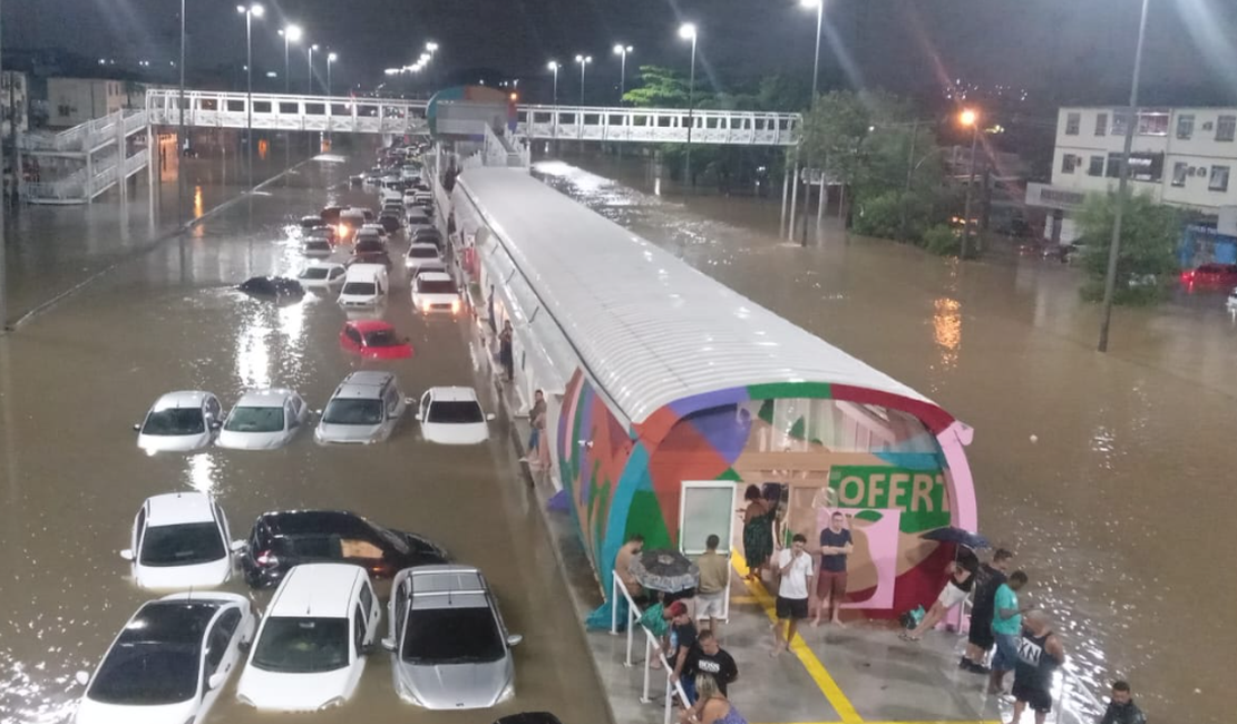 Fortes chuvas interditam Avenida Brasil e deixam carros submersos