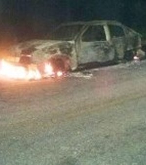 Homem acende isqueiro enquanto colega abastece tanque e carro explode no Sertão