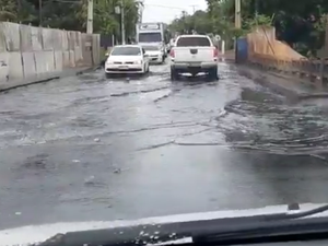 [Vídeo] Água da chuva e esgoto deixam trecho da AL-101 Norte intransitável
