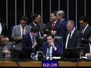 PEC da blindagem é aprovada por deputados e vai ao Senado