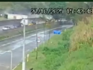 Câmeras flagram momento em que ônibus com torcedores do Flamengo tomba na Dutra