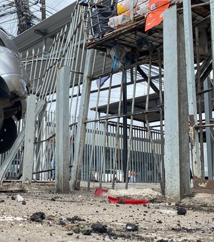 Com sinal intermitente, carros batem e veículo vai parar em calçada, em Maceió