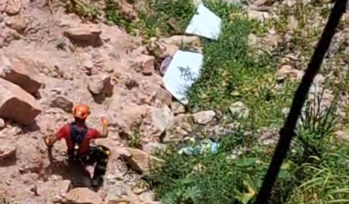 Mulher cai em barranco na Santa Amélia e é resgatada por bombeiros