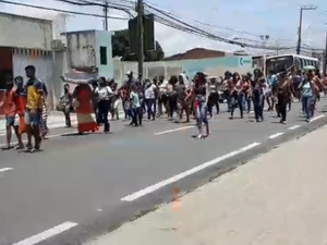[Vídeo] Familiares de reeducandos protestam na Avenida Fernandes Lima