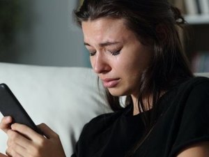 Inteligência artificial é usada para criar 'nudes' falsos de 100 mil mulheres