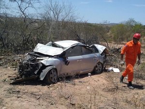 Casal sofre acidente e veículo capota na AL-220, no Sertão de Alagoas