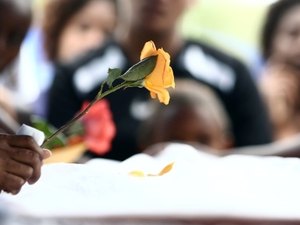 Famílias enterram jovens mortos na Cidade de Deus: 'choro da mãe do bandido é o mesmo'