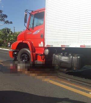 Motociclista se atira na frente de caminhão em estrada de Murici