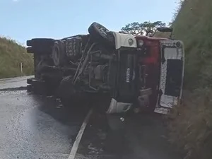 Caminhão tomba e deixa condutor ferido na BR-416, em Colônia Leopoldina