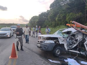 Colisão entre veículos deixa jovem morto na rodovia AL 105