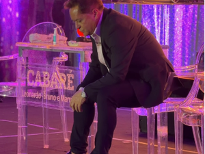 Leonardo chama atenção ao aparecer sem beberdurante show