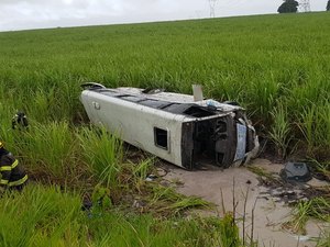 Van capota e seis pessoas ficam feridas na BR-101, em Messias