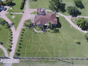 'Volta pai', escreve filho no gramado para agricultor com Covid-19 internado em UTI no RS