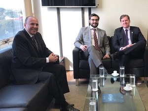 Ministro garante R$ 5 milhões para concluir saneamento de Olho D’Água das Flores 