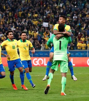 Brasil sofre com retranca, mas vence Paraguai nos pênaltis